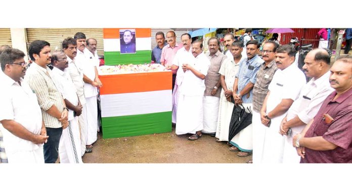 പത്തനംതിട്ട മണ്ഡലം കോൺഗ്രസ് കമ്മിറ്റിയുടെ നേതൃത്വത്തിൽ രാജീവ് ഗാന്ധി അനുസ്മരണവും പുഷ്പാർച്ചനയും നടത്തി പത്തനംതിട്ട മണ്ഡലം കോൺഗ്രസ് കമ്മിറ്റിയുടെ നേതൃത്വത്തിൽ രാജീവ് ഗാന്ധി അനുസ്മരണവും പുഷ്പാർച്ചനയും നടത്തി