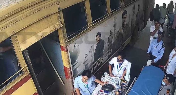 തൃശൂര് പേരാമംഗലത്ത് ഓടിക്കൊണ്ടിരുന്ന കെഎസ്ആര്ടിസി ബസില് സ്ത്രീ പ്രസവിച്ചു തൃശൂര് പേരാമംഗലത്ത് ഓടിക്കൊണ്ടിരുന്ന കെഎസ്ആര്ടിസി ബസില് സ്ത്രീ പ്രസവിച്ചു