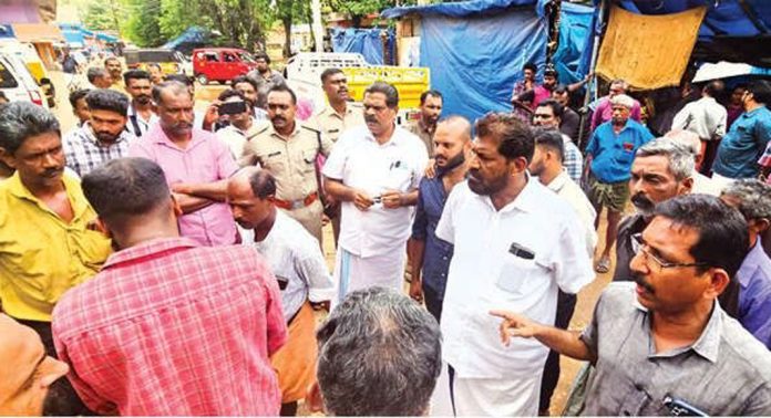 പറക്കോട് ഭാഗത്തെ കൈയേറ്റം ഒഴിപ്പിക്കൽ വ്യാപാരികളുടേയും നാട്ടുകാരുടേയും പ്രതിഷേധത്തെ തുടർന്ന് നിർത്തിവെച്ചു പറക്കോട് ഭാഗത്തെ കൈയേറ്റം ഒഴിപ്പിക്കൽ വ്യാപാരികളുടേയും നാട്ടുകാരുടേയും പ്രതിഷേധത്തെ തുടർന്ന് നിർത്തിവെച്ചു