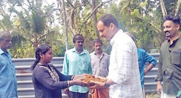 ചേന്നംപള്ളിപ്പുറത്ത് റോഡുപണിത് ജനകീയക്കൂട്ടായ്മ ചേന്നംപള്ളിപ്പുറത്ത് റോഡുപണിത് ജനകീയക്കൂട്ടായ്മ
