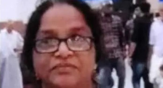 പന്തളത്ത് ലോറി സ്കൂട്ടറില് ഇടിച്ച് വീട്ടമ്മയ്ക്ക് ദാരുണാന്ത്യം പന്തളത്ത് ലോറി സ്കൂട്ടറില് ഇടിച്ച് വീട്ടമ്മയ്ക്ക് ദാരുണാന്ത്യം