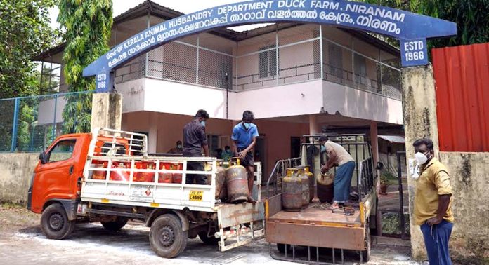 പക്ഷിപ്പനി ആശങ്ക വേണ്ട, മുന്കരുതലുകള് സ്വീകരിക്കണം : ജില്ലാ മെഡിക്കല് ഓഫീസര് പക്ഷിപ്പനി ആശങ്ക വേണ്ട, മുന്കരുതലുകള് സ്വീകരിക്കണം : ജില്ലാ മെഡിക്കല് ഓഫീസര്