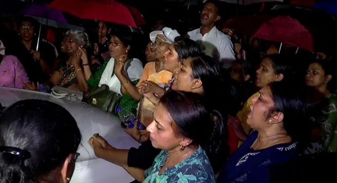 പാളയം എല്എംഎസ് പള്ളിയിലെ സംഘര്ഷം : വിശ്വാസികളെ പോലീസ് വിരട്ടിയോടിച്ചു ; ഭരണം തഹസീല്ദാര് ഏറ്റെടുത്തു പാളയം എല്എംഎസ് പള്ളിയിലെ സംഘര്ഷം : വിശ്വാസികളെ പോലീസ് വിരട്ടിയോടിച്ചു ; ഭരണം തഹസീല്ദാര് ഏറ്റെടുത്തു