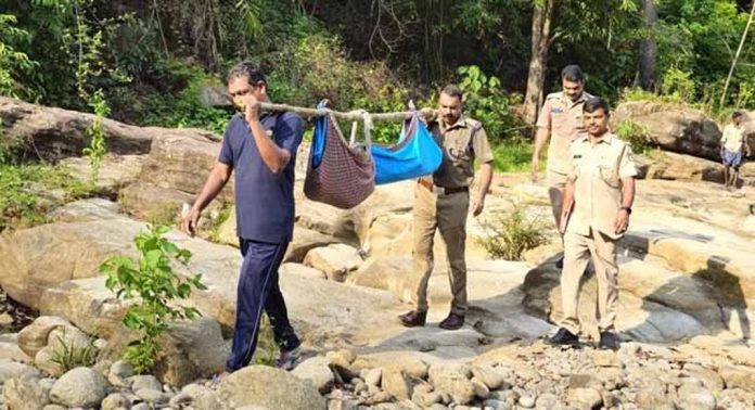 ഉള്വനത്തില് മരിച്ച ആദിവാസി യുവതിയുടെ മൃതദേഹം അഞ്ചു കിലോമീറ്റര് ചുമന്ന് പുറംലോകത്ത് എത്തിച്ച് പമ്പ പോലീസ് ഉള്വനത്തില് മരിച്ച ആദിവാസി യുവതിയുടെ മൃതദേഹം അഞ്ചു കിലോമീറ്റര് ചുമന്ന് പുറംലോകത്ത് എത്തിച്ച് പമ്പ പോലീസ്