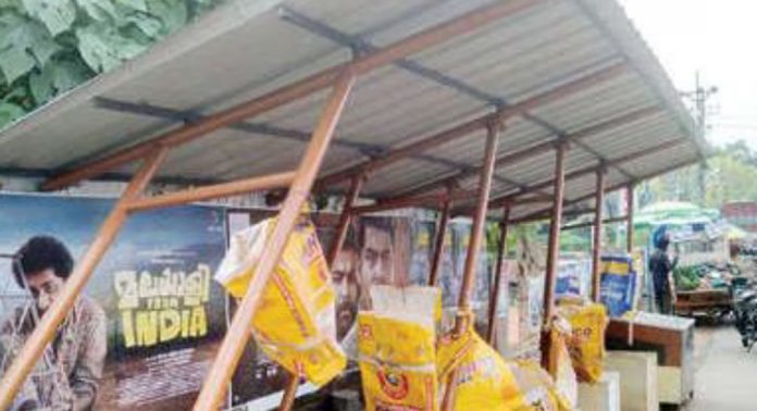 മണികണ്ഠനാൽത്തറയിലെ കാത്തിരിപ്പുകേന്ദ്രം നിലംപൊത്താറായ നിലയിൽ മണികണ്ഠനാൽത്തറയിലെ കാത്തിരിപ്പുകേന്ദ്രം നിലംപൊത്താറായ നിലയിൽ