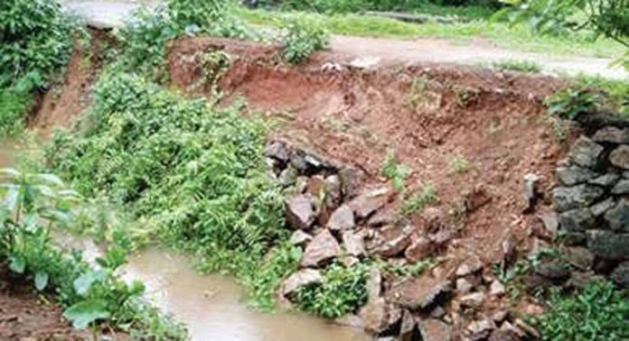 കടയ്ക്കാട് ഫാം – തലക്കോട്ടുചിറ റോഡിന്റെ അരികും സംരക്ഷണഭിത്തിയും തോട്ടിലേക്ക് ഇടിഞ്ഞുതാഴ്ന്നു കടയ്ക്കാട് ഫാം – തലക്കോട്ടുചിറ റോഡിന്റെ അരികും സംരക്ഷണഭിത്തിയും തോട്ടിലേക്ക് ഇടിഞ്ഞുതാഴ്ന്നു