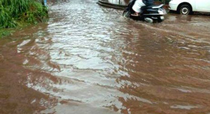 ഒരു മഴ പെയ്താല് പന്തളം ബൈപാസ് റോഡ് വെള്ളത്തില് ഒരു മഴ പെയ്താല് പന്തളം ബൈപാസ് റോഡ് വെള്ളത്തില്