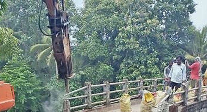 കുത്തിയതോട് ആംബുലൻസ് പാലം പൊളിച്ചുതുടങ്ങി കുത്തിയതോട് ആംബുലൻസ് പാലം പൊളിച്ചുതുടങ്ങി