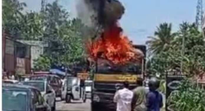 പോത്തൻകോട് ഓടിക്കൊണ്ടിരുന്ന ടിപ്പർ ലോറിക്ക് തീ പിടിച്ചു പോത്തൻകോട് ഓടിക്കൊണ്ടിരുന്ന ടിപ്പർ ലോറിക്ക് തീ പിടിച്ചു
