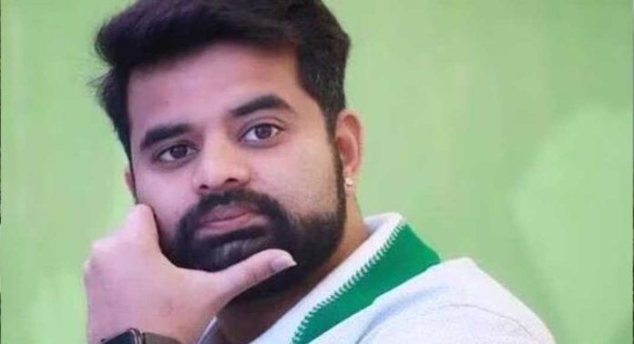 ലൈംഗികാതിക്രമകേസില് ലുക്കൗട്ട് നോട്ടീസുള്ള പ്രജ്വൽ രേവണ്ണ നാട്ടിലേക്ക് ; മെയ് 31ന് ബെംഗളുരുവിലെത്തി കീഴടങ്ങും ലൈംഗികാതിക്രമകേസില് ലുക്കൗട്ട് നോട്ടീസുള്ള പ്രജ്വൽ രേവണ്ണ നാട്ടിലേക്ക് ; മെയ് 31ന് ബെംഗളുരുവിലെത്തി കീഴടങ്ങും