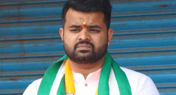 നാനൂറോളം സ്ത്രീകളെ പീഡിപ്പിച്ച സംഭവം : പ്രജ്വൽ രേവണ്ണക്കെതിരെ ബ്ലൂ കോർണർ നോട്ടീസ് പുറപ്പെടുവിക്കാൻ സാധ്യത നാനൂറോളം സ്ത്രീകളെ പീഡിപ്പിച്ച സംഭവം : പ്രജ്വൽ രേവണ്ണക്കെതിരെ ബ്ലൂ കോർണർ നോട്ടീസ് പുറപ്പെടുവിക്കാൻ സാധ്യത