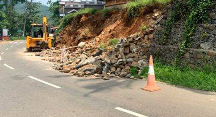 റാന്നിയില് ഇടിഞ്ഞുവീണ വീടിന്റെ സംരക്ഷണ ഭിത്തിയുടെ കല്ല് മാറ്റുന്ന ജോലികൾ ആരംഭിച്ചു റാന്നിയില് ഇടിഞ്ഞുവീണ വീടിന്റെ സംരക്ഷണ ഭിത്തിയുടെ കല്ല് മാറ്റുന്ന ജോലികൾ ആരംഭിച്ചു