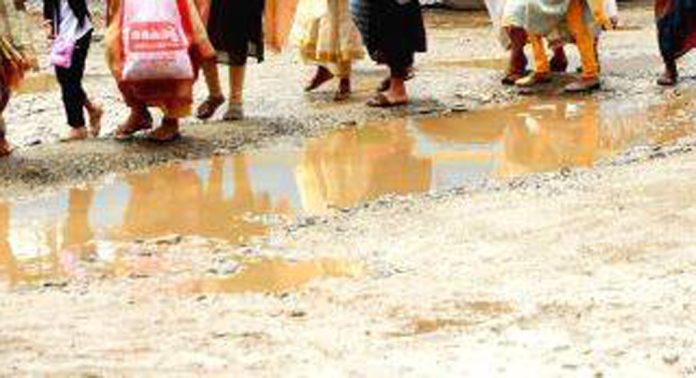 മഴ പെയ്തതതോടെ ചെളിനിറഞ്ഞ കുഴിയുമായി പത്തനംതിട്ട നഗരസഭ ബസ് സ്റ്റാൻഡ് മഴ പെയ്തതതോടെ ചെളിനിറഞ്ഞ കുഴിയുമായി പത്തനംതിട്ട നഗരസഭ ബസ് സ്റ്റാൻഡ്