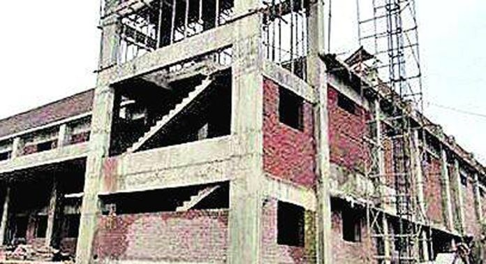 പെരുമാറ്റച്ചട്ടം നിലനിൽക്കുന്നു ; സർക്കാർ സ്കൂളുകളുടെ പുതിയ കെട്ടിട നിർമ്മാണങ്ങളും അറ്റകുറ്റപ്പണികളും മുടങ്ങി പെരുമാറ്റച്ചട്ടം നിലനിൽക്കുന്നു ; സർക്കാർ സ്കൂളുകളുടെ പുതിയ കെട്ടിട നിർമ്മാണങ്ങളും അറ്റകുറ്റപ്പണികളും മുടങ്ങി