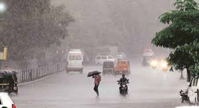 കോട്ടയത്തും എറണാകുളത്തും കനത്ത മഴ തുടരുന്നു കോട്ടയത്തും എറണാകുളത്തും കനത്ത മഴ തുടരുന്നു