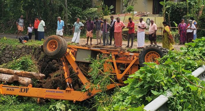 തടി വലിച്ചു കൊണ്ടു വന്ന ക്രെയിൻ റോഡിൻ്റെ തിട്ടയിലിടിച്ച് വയലിലേക്ക് മറിഞ്ഞു തടി വലിച്ചു കൊണ്ടു വന്ന ക്രെയിൻ റോഡിൻ്റെ തിട്ടയിലിടിച്ച് വയലിലേക്ക് മറിഞ്ഞു