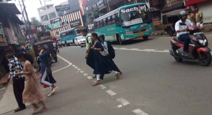 ട്രാഫിക് നിയമങ്ങള് പാലിക്കാതെ സ്വകാര്യബസുകള് ട്രാഫിക് നിയമങ്ങള് പാലിക്കാതെ സ്വകാര്യബസുകള്