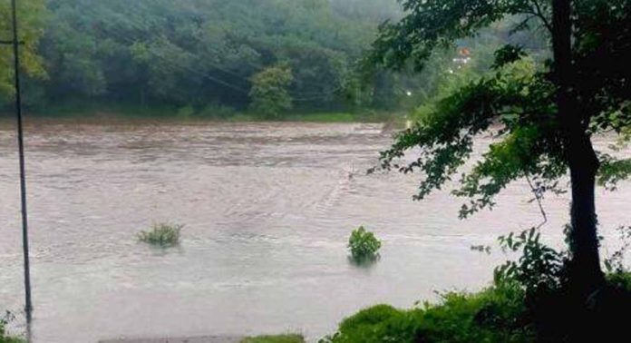 കിഴക്കൻ മേഖലകളിൽ മഴ ശക്തം ; പമ്പാ നദിയിലെ ജലനിരപ്പ് ഗണ്യമായി ഉയർന്നു കിഴക്കൻ മേഖലകളിൽ മഴ ശക്തം ; പമ്പാ നദിയിലെ ജലനിരപ്പ് ഗണ്യമായി ഉയർന്നു