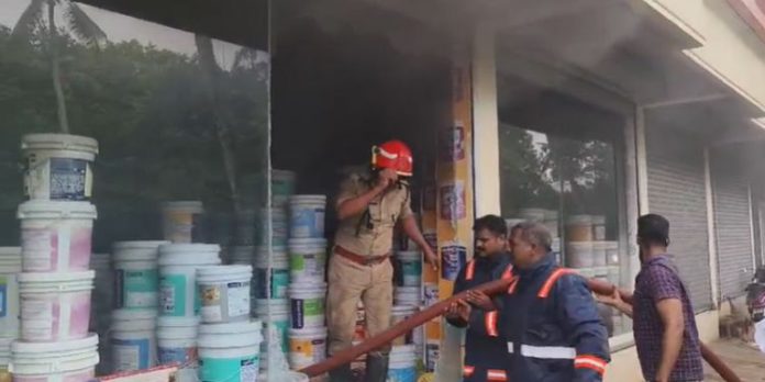 വിഴിഞ്ഞത്ത് പെയിന്റ് കടയ്ക്ക് തീപിടിച്ചു ; ആളപായമില്ല വിഴിഞ്ഞത്ത് പെയിന്റ് കടയ്ക്ക് തീപിടിച്ചു ; ആളപായമില്ല