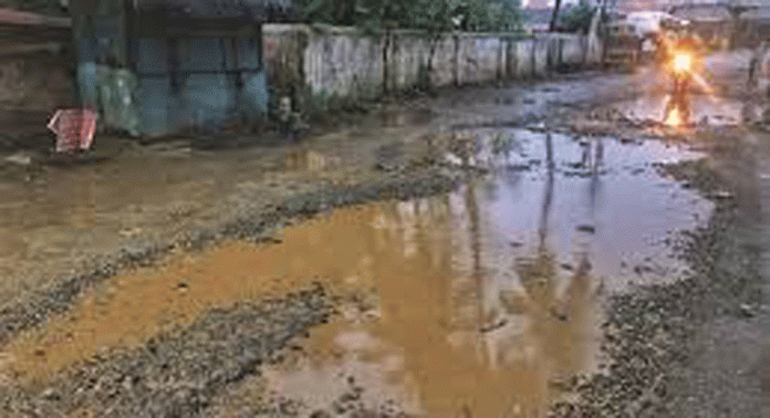 മഴ എത്തിയതോടെ റോഡുകള് കുളമായി തുടങ്ങി ; ദുരിതത്തില് യാത്രക്കാര് മഴ എത്തിയതോടെ റോഡുകള് കുളമായി തുടങ്ങി ; ദുരിതത്തില് യാത്രക്കാര്