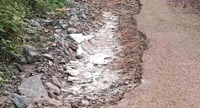 വാട്ടര് അതോറിറ്റിയുടെ അനാസ്ഥ ; കുളനട പഞ്ചായത്തിലെ പല റോഡുകളും തകര്ന്നു വാട്ടര് അതോറിറ്റിയുടെ അനാസ്ഥ ; കുളനട പഞ്ചായത്തിലെ പല റോഡുകളും തകര്ന്നു