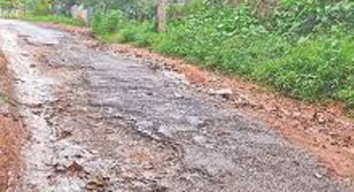 നെല്ലിക്കാല – വട്ടക്കാവുങ്കല് റോഡ് തകര്ന്നു കിടക്കാന് തുടങ്ങിയിട്ട് വര്ഷങ്ങള് ; പരിഹാരം കാണാതെ അധികൃതര് നെല്ലിക്കാല – വട്ടക്കാവുങ്കല് റോഡ് തകര്ന്നു കിടക്കാന് തുടങ്ങിയിട്ട് വര്ഷങ്ങള് ; പരിഹാരം കാണാതെ അധികൃതര്