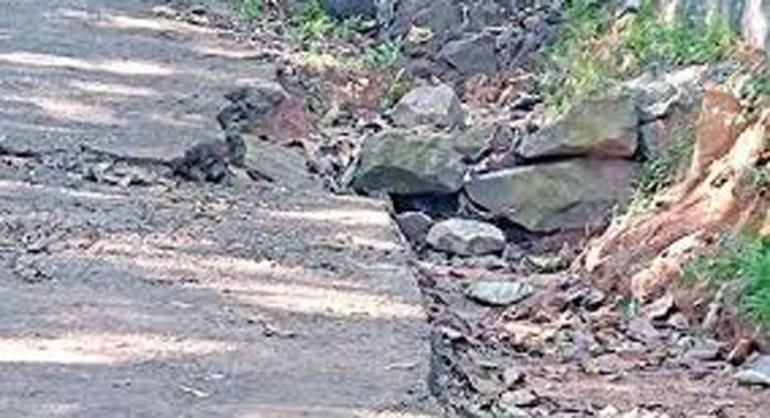 റോഡിന്റെ വശങ്ങളിലെ കുഴികൾ അപകടഭീഷണി ഉയർത്തുന്നു റോഡിന്റെ വശങ്ങളിലെ കുഴികൾ അപകടഭീഷണി ഉയർത്തുന്നു