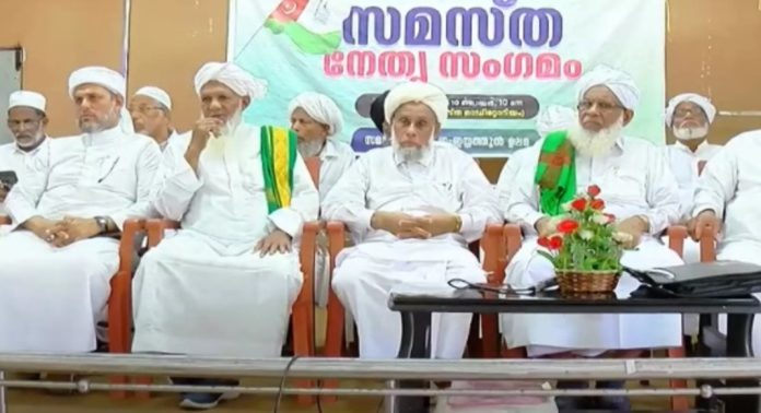 നദ്വിക്ക് നോട്ടീസ് : സമസ്തയിൽ കടുത്ത അതൃപ്തിയിൽ ലീഗ് അനുകൂല ചേരി നദ്വിക്ക് നോട്ടീസ് : സമസ്തയിൽ കടുത്ത അതൃപ്തിയിൽ ലീഗ് അനുകൂല ചേരി