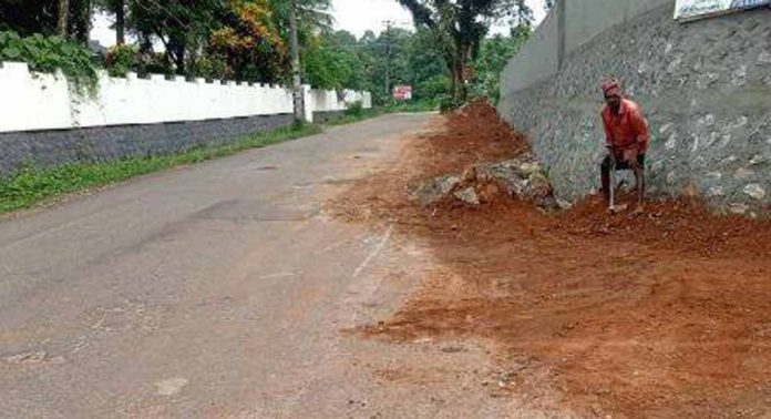 എഴുമറ്റൂർ ഗവ.ഹയർസെക്കൻഡറി സ്കൂളിന്റെ പ്രവേശന കവാടത്തിന്റെ പുനർനിർമ്മാണത്തിനായി ഇറക്കിയ കരിങ്കല്ലുകൾ നീക്കം ചെയ്തു എഴുമറ്റൂർ ഗവ.ഹയർസെക്കൻഡറി സ്കൂളിന്റെ പ്രവേശന കവാടത്തിന്റെ പുനർനിർമ്മാണത്തിനായി ഇറക്കിയ കരിങ്കല്ലുകൾ നീക്കം ചെയ്തു