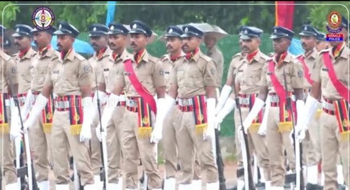 കേരള പോലീസിലേക്ക് 461 ഉദ്യോഗസ്ഥര് കൂടി ; പാസിംഗ് ഔട്ട് പരേഡിൽ മുഖ്യമന്ത്രി അഭിവാദ്യം സ്വീകരിച്ചു കേരള പോലീസിലേക്ക് 461 ഉദ്യോഗസ്ഥര് കൂടി ; പാസിംഗ് ഔട്ട് പരേഡിൽ മുഖ്യമന്ത്രി അഭിവാദ്യം സ്വീകരിച്ചു