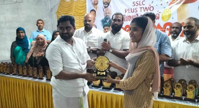 എസ്എസ്എല്സി, പ്ലസ് ടു പരീക്ഷകളില് വിജയിച്ച കുട്ടികളെ എസ്.ഡി.പി.ഐ ആറന്മുള മണ്ഡലം കമ്മിറ്റി ആദരിച്ചു എസ്എസ്എല്സി, പ്ലസ് ടു പരീക്ഷകളില് വിജയിച്ച കുട്ടികളെ എസ്.ഡി.പി.ഐ ആറന്മുള മണ്ഡലം കമ്മിറ്റി ആദരിച്ചു