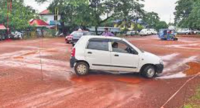 മുട്ടത്തറയിൽ ഡ്രൈവിംഗ് ടെസ്റ്റിനെത്തിയ പെണ്കുട്ടിയെ തടഞ്ഞതിന് സമരക്കാർക്കെതിരെ കേസ് മുട്ടത്തറയിൽ ഡ്രൈവിംഗ് ടെസ്റ്റിനെത്തിയ പെണ്കുട്ടിയെ തടഞ്ഞതിന് സമരക്കാർക്കെതിരെ കേസ്