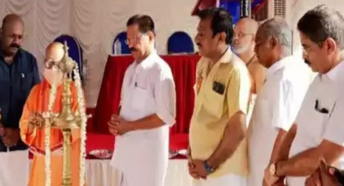 പാലിയേക്കര വടക്ക് മഹാദേവർ ഹനുമൽ ക്ഷേത്രത്തിൽ പുതുതായി നിർമിച്ച ആനക്കൊട്ടിലിന്റെ സമർപ്പണം നടന്നു പാലിയേക്കര വടക്ക് മഹാദേവർ ഹനുമൽ ക്ഷേത്രത്തിൽ പുതുതായി നിർമിച്ച ആനക്കൊട്ടിലിന്റെ സമർപ്പണം നടന്നു