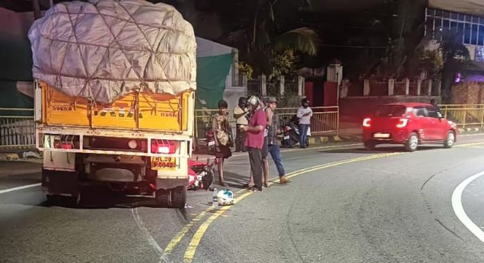 തോട്ടമണ്ണിൽ വാഹന അപകടം : ബൈക്ക് യാത്രക്കാരന് ഗുരുതര പരിക്ക് തോട്ടമണ്ണിൽ വാഹന അപകടം : ബൈക്ക് യാത്രക്കാരന് ഗുരുതര പരിക്ക്