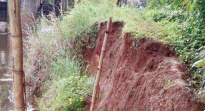 കരിങ്ങാലി വലിയതോടിന്റെ അരിക് ഇടിഞ്ഞു ; തിരിഞ്ഞുനോക്കാതെ അധികാരികള് കരിങ്ങാലി വലിയതോടിന്റെ അരിക് ഇടിഞ്ഞു ; തിരിഞ്ഞുനോക്കാതെ അധികാരികള്