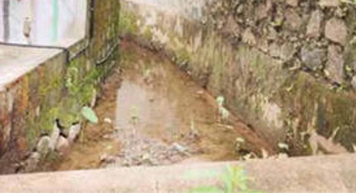 കൈയേറ്റം കൊണ്ട് മെലിഞ്ഞ് പുല്ലാട് ചെറുതോട്ടാ തോട് കൈയേറ്റം കൊണ്ട് മെലിഞ്ഞ് പുല്ലാട് ചെറുതോട്ടാ തോട്