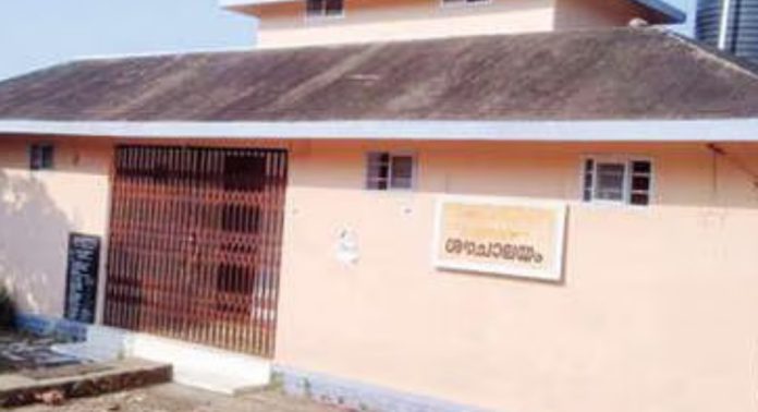 അതിർത്തിത്തർക്കത്തിൽ പന്തളം ശൗചാലയത്തിന് പൂട്ട് ; വലഞ്ഞ് യാത്രക്കാര് അതിർത്തിത്തർക്കത്തിൽ പന്തളം ശൗചാലയത്തിന് പൂട്ട് ; വലഞ്ഞ് യാത്രക്കാര്