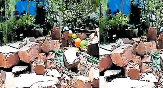 റോഡിന് സ്ഥലം നൽകിയില്ല ; വീട്ടുകാരെ ബന്ദികളാക്കി അർധരാത്രി സിപിഎം പ്രവർത്തകർ മതിലും ഗേറ്റും പൊളിച്ചെന്ന് പരാതി റോഡിന് സ്ഥലം നൽകിയില്ല ; വീട്ടുകാരെ ബന്ദികളാക്കി അർധരാത്രി സിപിഎം പ്രവർത്തകർ മതിലും ഗേറ്റും പൊളിച്ചെന്ന് പരാതി