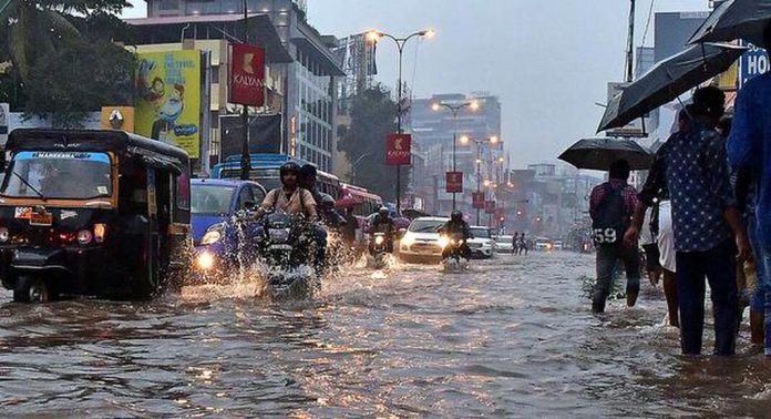 കനത്ത മഴയിൽ കോഴിക്കോട് ജില്ലയിലാകെ വെള്ളക്കെട്ട് ; വ്യാപക നാശനഷ്ടം കനത്ത മഴയിൽ കോഴിക്കോട് ജില്ലയിലാകെ വെള്ളക്കെട്ട് ; വ്യാപക നാശനഷ്ടം