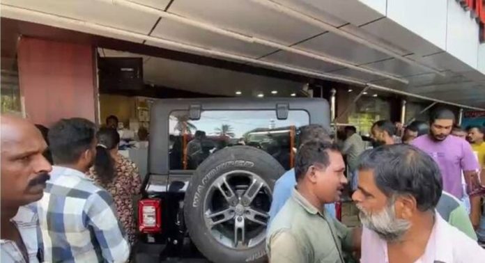 തിരൂരിൽ കാര് നിയന്ത്രണം വിട്ട് തുണിക്കടയിലേക്ക് പാഞ്ഞുകയറി ; അപകടത്തിൽ കുട്ടികളടക്കം 6 പേര്ക്ക് പരിക്ക് തിരൂരിൽ കാര് നിയന്ത്രണം വിട്ട് തുണിക്കടയിലേക്ക് പാഞ്ഞുകയറി ; അപകടത്തിൽ കുട്ടികളടക്കം 6 പേര്ക്ക് പരിക്ക്
