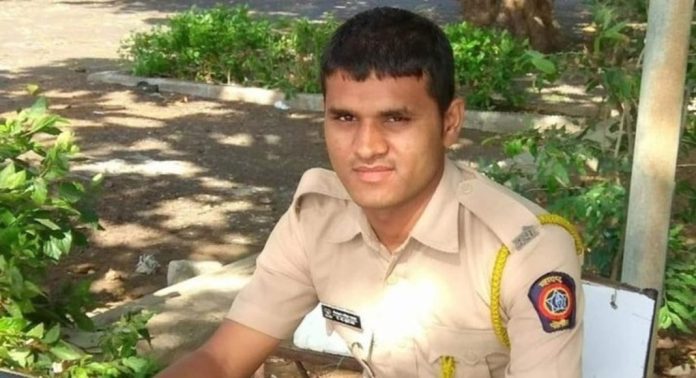 മൊബൈല് മോഷ്ടാവിനെ പിടികൂടുന്നതിനിടെ വിഷം കുത്തിവച്ചു ; പോലീസുകാരന് മരിച്ചു മൊബൈല് മോഷ്ടാവിനെ പിടികൂടുന്നതിനിടെ വിഷം കുത്തിവച്ചു ; പോലീസുകാരന് മരിച്ചു