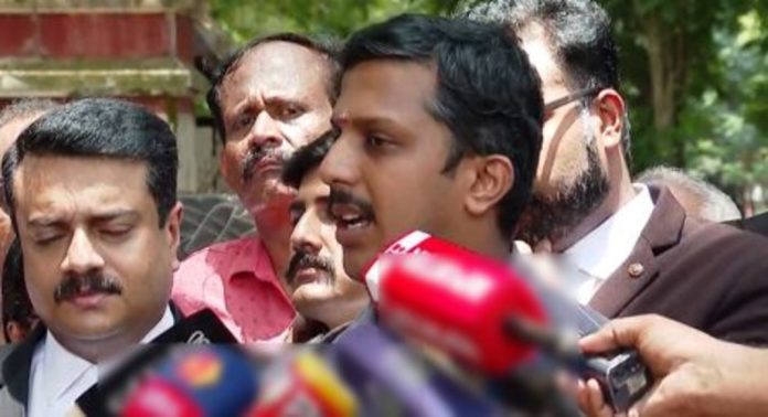 ബസ് ഓടിക്കുന്നതിനിടെ ഒരു മണിക്കൂറോളം യദു ഫോണില് സംസാരിച്ചതായി സ്ഥിരീകരിച്ചെന്ന് പോലീസ് റിപ്പോർട്ട് ബസ് ഓടിക്കുന്നതിനിടെ ഒരു മണിക്കൂറോളം യദു ഫോണില് സംസാരിച്ചതായി സ്ഥിരീകരിച്ചെന്ന് പോലീസ് റിപ്പോർട്ട്