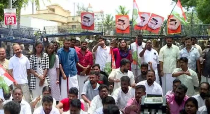ബാര്കോഴ വിവാദം : മന്ത്രി എംബി രാജേഷിന്റെ വീട്ടിലേക്ക് നോട്ടെണ്ണല് മെഷീനുമായി യൂത്ത് കോണ്ഗ്രസ് മാര്ച്ച് ബാര്കോഴ വിവാദം : മന്ത്രി എംബി രാജേഷിന്റെ വീട്ടിലേക്ക് നോട്ടെണ്ണല് മെഷീനുമായി യൂത്ത് കോണ്ഗ്രസ് മാര്ച്ച്