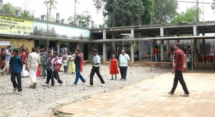 പെരിങ്ങനാട് തൃച്ചേന്ദമംഗലം ഗവ.ഹയർ സെക്കൻഡറി സ്കൂളിൽ നിർമ്മാണം ആരംഭിച്ച കെട്ടിടം ആദ്യ നിലയിലൊതുങ്ങി പെരിങ്ങനാട് തൃച്ചേന്ദമംഗലം ഗവ.ഹയർ സെക്കൻഡറി സ്കൂളിൽ നിർമ്മാണം ആരംഭിച്ച കെട്ടിടം ആദ്യ നിലയിലൊതുങ്ങി