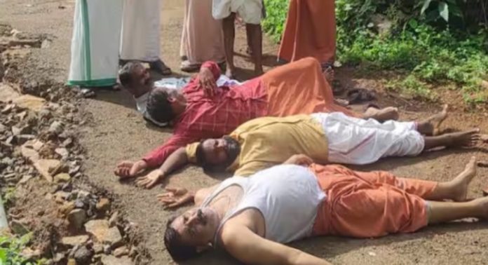 സ്കൂളിലേക്കുള്ള വഴി പൊട്ടിപ്പൊളിഞ്ഞ അവസ്ഥയിൽ ; ശയന പ്രദക്ഷിണം നടത്തി പ്രതിഷേധിച്ച് ബിജെപി പ്രവർത്തകർ സ്കൂളിലേക്കുള്ള വഴി പൊട്ടിപ്പൊളിഞ്ഞ അവസ്ഥയിൽ ; ശയന പ്രദക്ഷിണം നടത്തി പ്രതിഷേധിച്ച് ബിജെപി പ്രവർത്തകർ