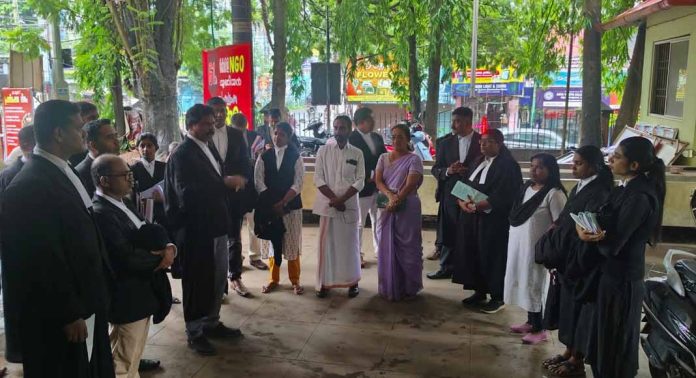 ആൾ ഇന്ത്യാ ലോയേഴ്സ് യൂണിയൻ പത്തനംതിട്ട യൂണിറ്റ് കമ്മിറ്റിയുടെ നേതൃത്വത്തിൽ പ്രതിഷേധയോഗം നടത്തി ആൾ ഇന്ത്യാ ലോയേഴ്സ് യൂണിയൻ പത്തനംതിട്ട യൂണിറ്റ് കമ്മിറ്റിയുടെ നേതൃത്വത്തിൽ പ്രതിഷേധയോഗം നടത്തി
