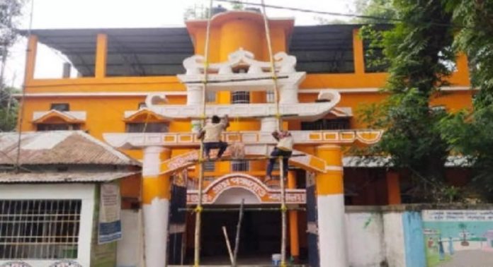 ബംഗാളില് ബി.ജെ.പിയില്നിന്ന് തൃണമൂലിലേക്ക് ഒഴുക്ക് ; പഞ്ചായത്ത് ഓഫിസിന്റെ കാവിനിറം മാറ്റിയടിച്ചു ബംഗാളില് ബി.ജെ.പിയില്നിന്ന് തൃണമൂലിലേക്ക് ഒഴുക്ക് ; പഞ്ചായത്ത് ഓഫിസിന്റെ കാവിനിറം മാറ്റിയടിച്ചു