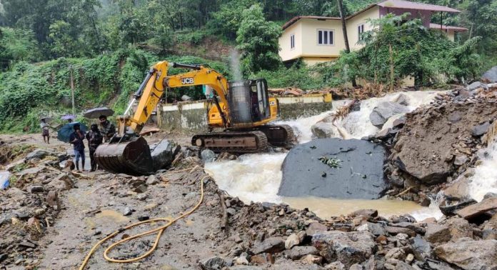കനത്ത മഴയും മണ്ണിടിച്ചിലും ; രാത്രിയാത്ര ഒഴിവാക്കണം ; അപകടം പതിയിരിക്കുന്ന കക്കയം മേഖലയിലെ റോഡുകൾ കനത്ത മഴയും മണ്ണിടിച്ചിലും ; രാത്രിയാത്ര ഒഴിവാക്കണം ; അപകടം പതിയിരിക്കുന്ന കക്കയം മേഖലയിലെ റോഡുകൾ
