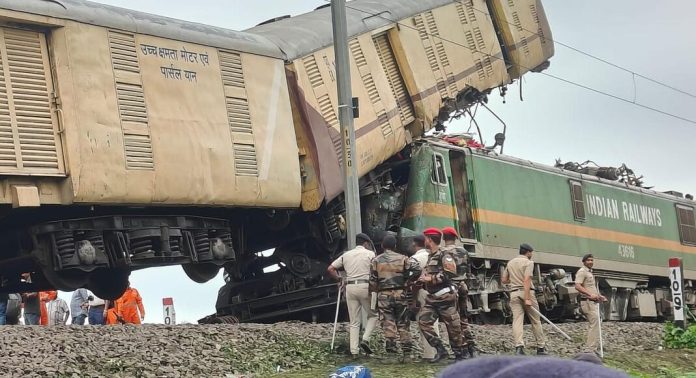 ഡാർജിലിങ് ട്രെയിൻ ദുരന്തത്തിന് കാരണമെന്ത് ? അപകട സ്ഥലത്ത് ഡല്ഹിയില് നിന്നെത്തിയ റെയിൽവെ ഉദ്യോഗസ്ഥരുടെ പരിശോധന ഡാർജിലിങ് ട്രെയിൻ ദുരന്തത്തിന് കാരണമെന്ത് ? അപകട സ്ഥലത്ത് ഡല്ഹിയില് നിന്നെത്തിയ റെയിൽവെ ഉദ്യോഗസ്ഥരുടെ പരിശോധന