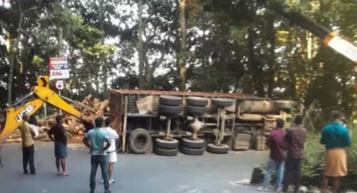 താമരശേരി ചുരത്തില് ലോറി മറിഞ്ഞ് അപകടം ; ഒരാള്ക്ക് പരുക്ക് താമരശേരി ചുരത്തില് ലോറി മറിഞ്ഞ് അപകടം ; ഒരാള്ക്ക് പരുക്ക്